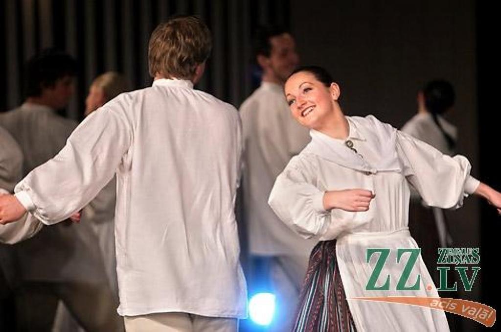 Piektdienas vakarā Jelgavas kultūras namā Tautas deju ansamblis «Lielupe» ar programmu «Izdejot svētkus» sāka atzīmēt savas pastāvēšanas 50.gadadienu. Svinības notiks divas dienas, un otrs koncerts, ar nosaukumu «Lielupieši», sāksies...