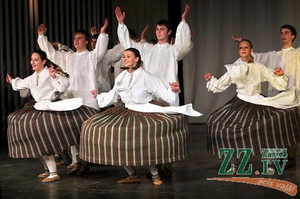 Piektdienas vakarā Jelgavas kultūras namā Tautas deju ansamblis «Lielupe» ar programmu «Izdejot svētkus» sāka atzīmēt savas pastāvēšanas 50.gadadienu. Svinības notiks divas dienas, un otrs koncerts, ar nosaukumu «Lielupieši», sāksies...