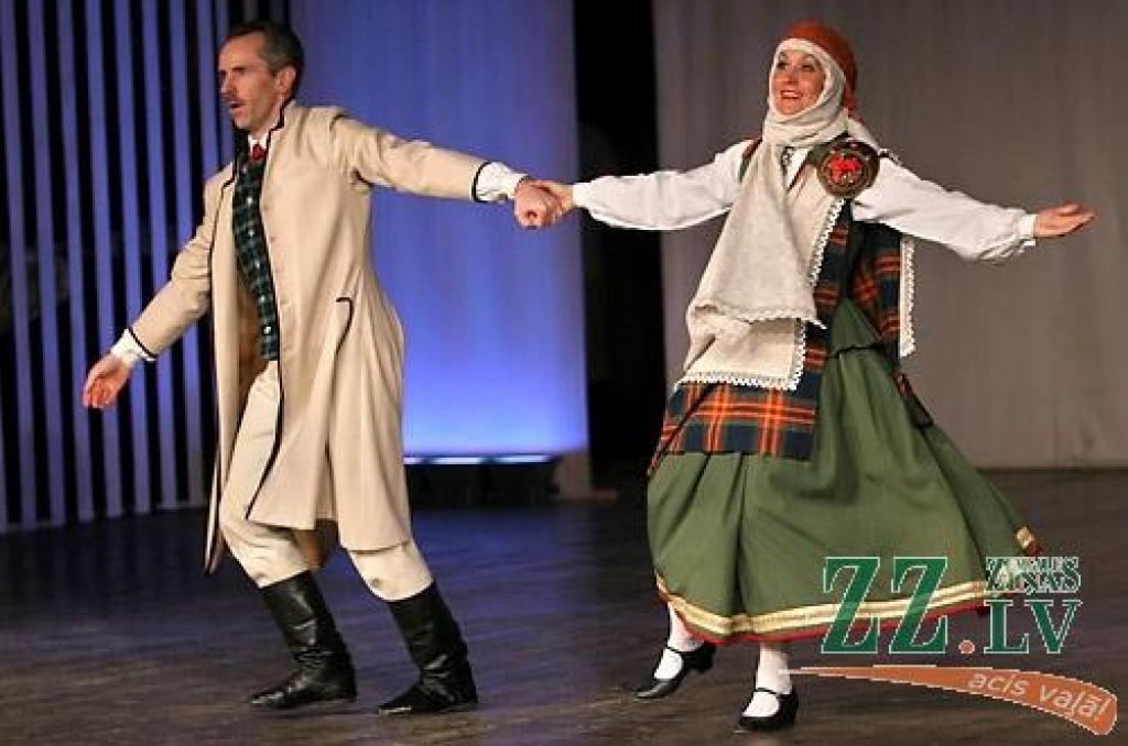 Piektdienas vakarā Jelgavas kultūras namā Tautas deju ansamblis «Lielupe» ar programmu «Izdejot svētkus» sāka atzīmēt savas pastāvēšanas 50.gadadienu. Svinības notiks divas dienas, un otrs koncerts, ar nosaukumu «Lielupieši», sāksies...