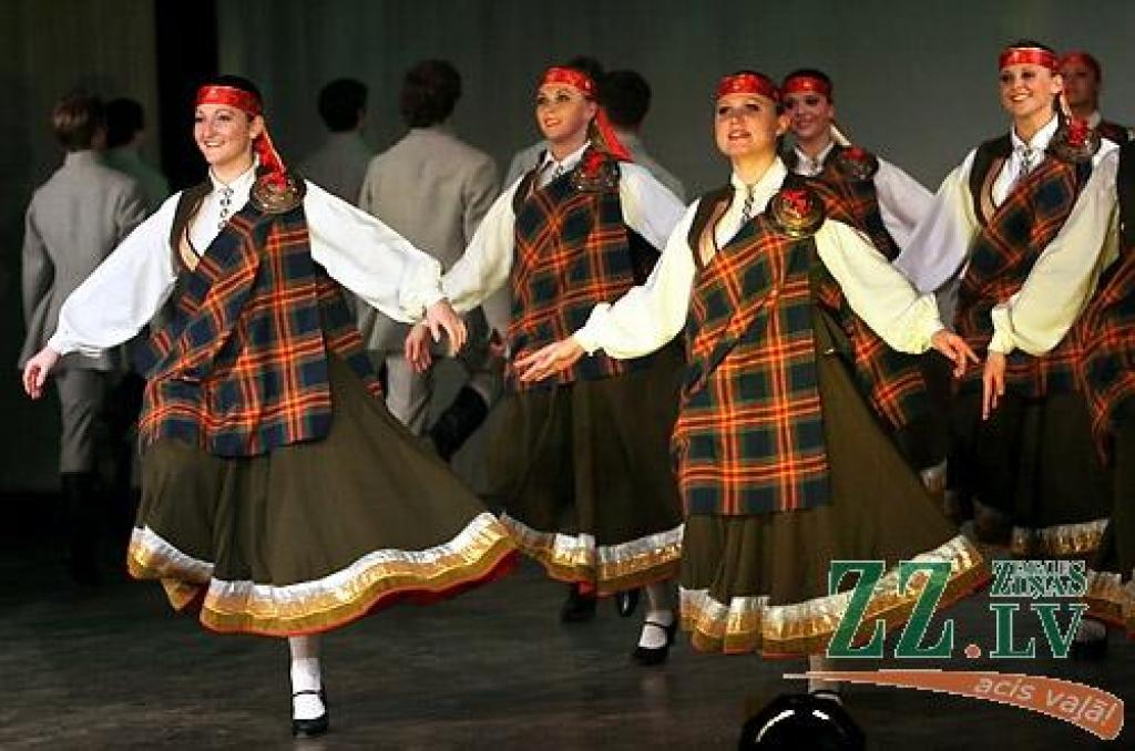 Piektdienas vakarā Jelgavas kultūras namā Tautas deju ansamblis «Lielupe» ar programmu «Izdejot svētkus» sāka atzīmēt savas pastāvēšanas 50.gadadienu. Svinības notiks divas dienas, un otrs koncerts, ar nosaukumu «Lielupieši», sāksies...