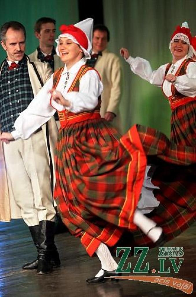 Piektdienas vakarā Jelgavas kultūras namā Tautas deju ansamblis «Lielupe» ar programmu «Izdejot svētkus» sāka atzīmēt savas pastāvēšanas 50.gadadienu. Svinības notiks divas dienas, un otrs koncerts, ar nosaukumu «Lielupieši», sāksies...