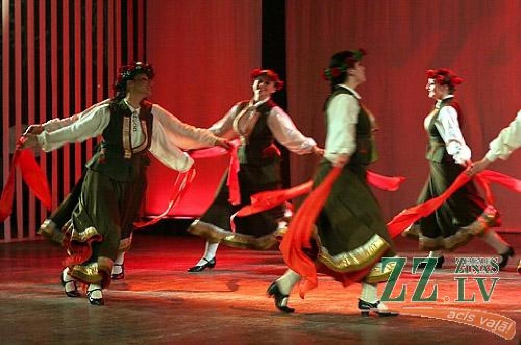 Piektdienas vakarā Jelgavas kultūras namā Tautas deju ansamblis «Lielupe» ar programmu «Izdejot svētkus» sāka atzīmēt savas pastāvēšanas 50.gadadienu. Svinības notiks divas dienas, un otrs koncerts, ar nosaukumu «Lielupieši», sāksies...