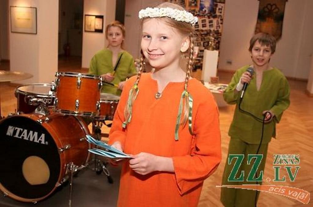 Piektdienas vakarā Jelgavas kultūras namā Tautas deju ansamblis «Lielupe» ar programmu «Izdejot svētkus» sāka atzīmēt savas pastāvēšanas 50.gadadienu. Svinības notiks divas dienas, un otrs koncerts, ar nosaukumu «Lielupieši», sāksies...