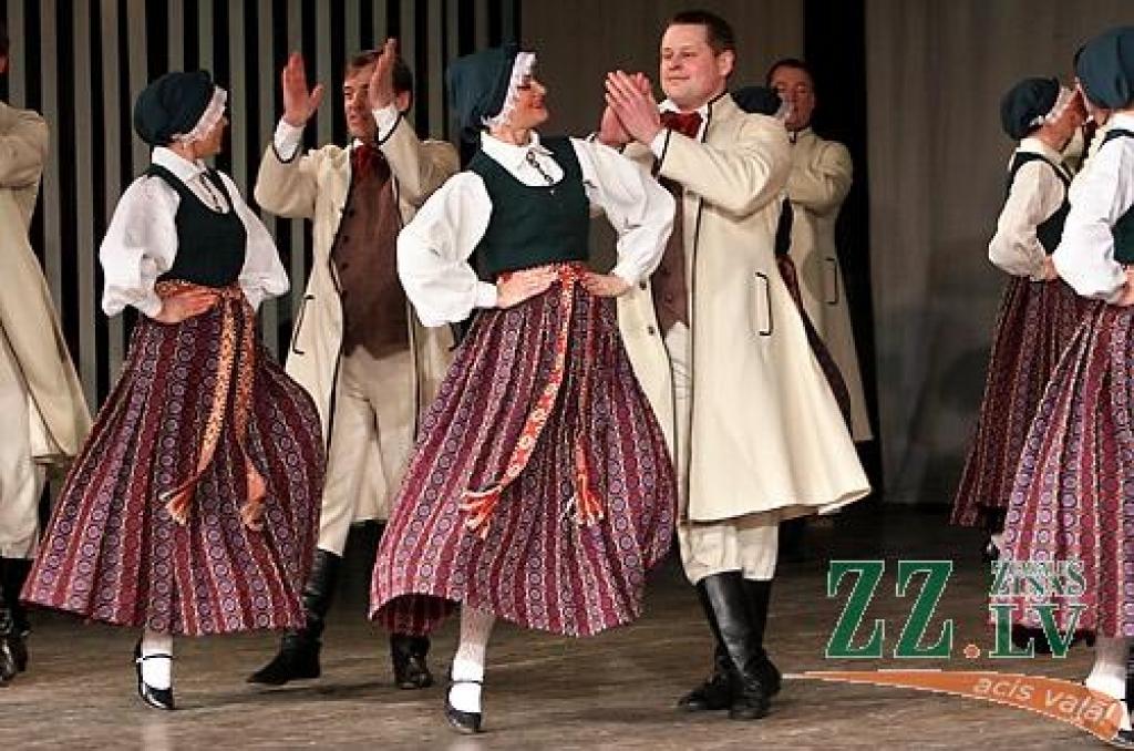 Piektdienas vakarā Jelgavas kultūras namā Tautas deju ansamblis «Lielupe» ar programmu «Izdejot svētkus» sāka atzīmēt savas pastāvēšanas 50.gadadienu. Svinības notiks divas dienas, un otrs koncerts, ar nosaukumu «Lielupieši», sāksies...