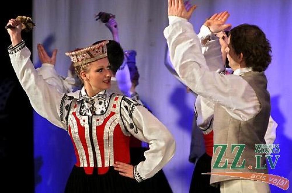 Piektdienas vakarā Jelgavas kultūras namā Tautas deju ansamblis «Lielupe» ar programmu «Izdejot svētkus» sāka atzīmēt savas pastāvēšanas 50.gadadienu. Svinības notiks divas dienas, un otrs koncerts, ar nosaukumu «Lielupieši», sāksies...