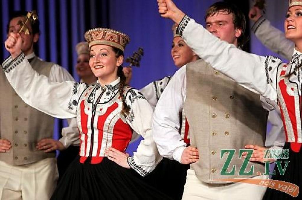 Piektdienas vakarā Jelgavas kultūras namā Tautas deju ansamblis «Lielupe» ar programmu «Izdejot svētkus» sāka atzīmēt savas pastāvēšanas 50.gadadienu. Svinības notiks divas dienas, un otrs koncerts, ar nosaukumu «Lielupieši», sāksies...