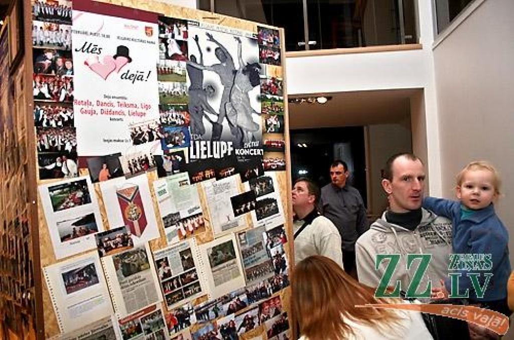 Piektdienas vakarā Jelgavas kultūras namā Tautas deju ansamblis «Lielupe» ar programmu «Izdejot svētkus» sāka atzīmēt savas pastāvēšanas 50.gadadienu. Svinības notiks divas dienas, un otrs koncerts, ar nosaukumu «Lielupieši», sāksies...