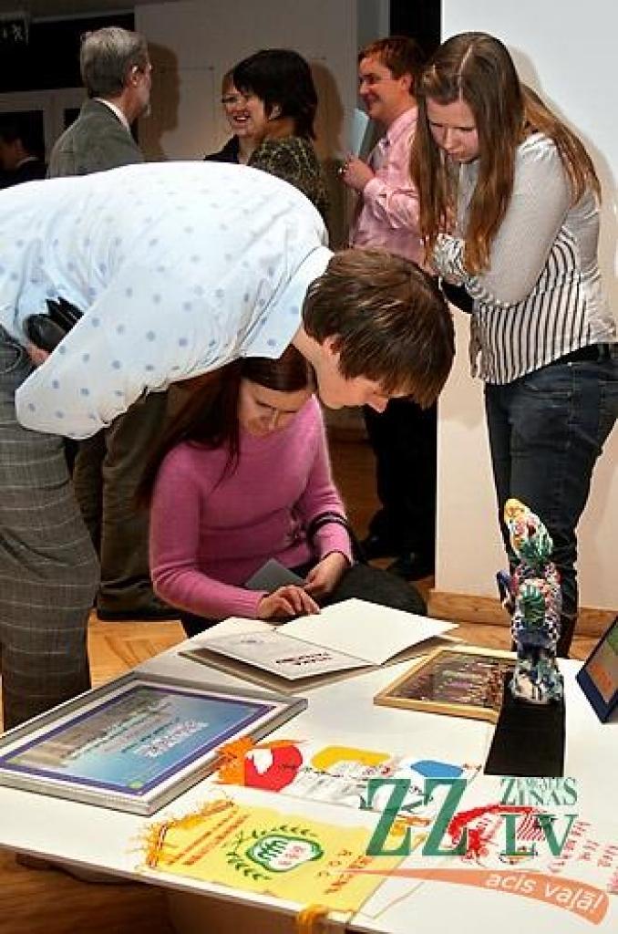 Piektdienas vakarā Jelgavas kultūras namā Tautas deju ansamblis «Lielupe» ar programmu «Izdejot svētkus» sāka atzīmēt savas pastāvēšanas 50.gadadienu. Svinības notiks divas dienas, un otrs koncerts, ar nosaukumu «Lielupieši», sāksies...