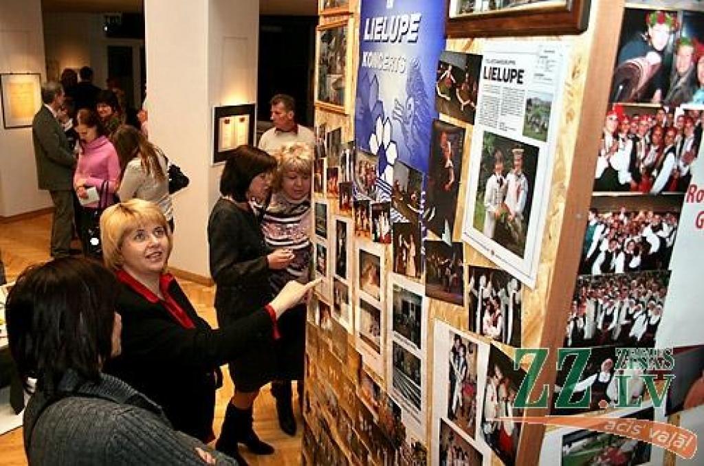 Piektdienas vakarā Jelgavas kultūras namā Tautas deju ansamblis «Lielupe» ar programmu «Izdejot svētkus» sāka atzīmēt savas pastāvēšanas 50.gadadienu. Svinības notiks divas dienas, un otrs koncerts, ar nosaukumu «Lielupieši», sāksies...