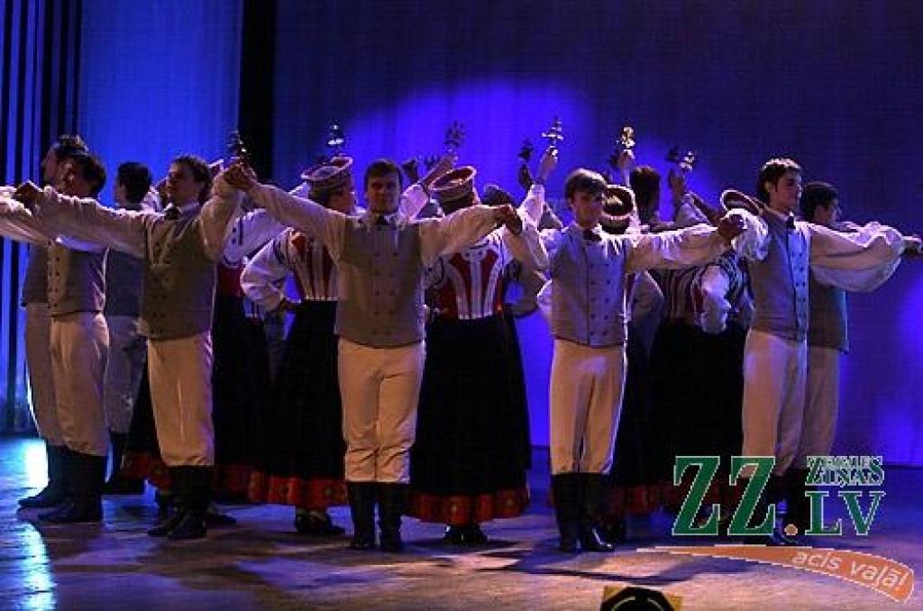 Piektdienas vakarā Jelgavas kultūras namā Tautas deju ansamblis «Lielupe» ar programmu «Izdejot svētkus» sāka atzīmēt savas pastāvēšanas 50.gadadienu. Svinības notiks divas dienas, un otrs koncerts, ar nosaukumu «Lielupieši», sāksies...