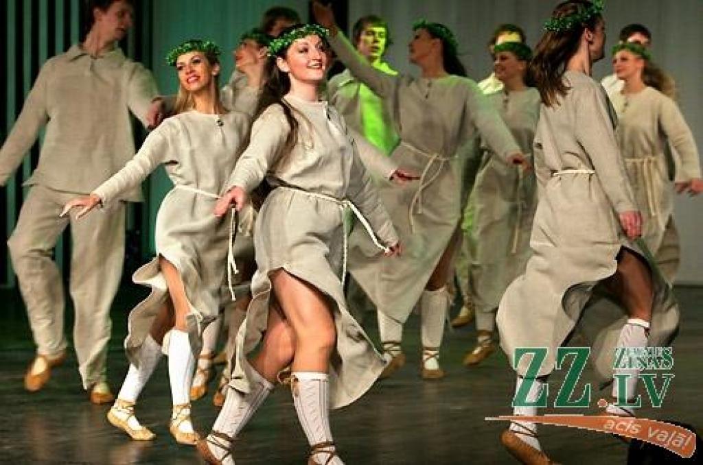 Piektdienas vakarā Jelgavas kultūras namā Tautas deju ansamblis «Lielupe» ar programmu «Izdejot svētkus» sāka atzīmēt savas pastāvēšanas 50.gadadienu. Svinības notiks divas dienas, un otrs koncerts, ar nosaukumu «Lielupieši», sāksies...