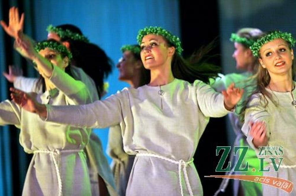 Piektdienas vakarā Jelgavas kultūras namā Tautas deju ansamblis «Lielupe» ar programmu «Izdejot svētkus» sāka atzīmēt savas pastāvēšanas 50.gadadienu. Svinības notiks divas dienas, un otrs koncerts, ar nosaukumu «Lielupieši», sāksies...