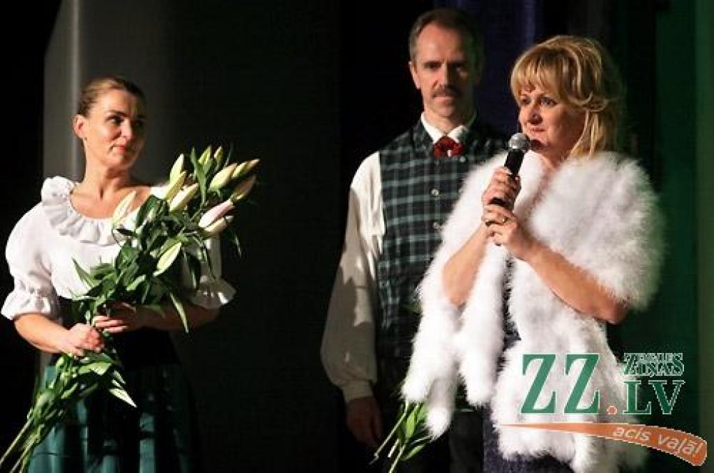 Piektdienas vakarā Jelgavas kultūras namā Tautas deju ansamblis «Lielupe» ar programmu «Izdejot svētkus» sāka atzīmēt savas pastāvēšanas 50.gadadienu. Svinības notiks divas dienas, un otrs koncerts, ar nosaukumu «Lielupieši», sāksies...