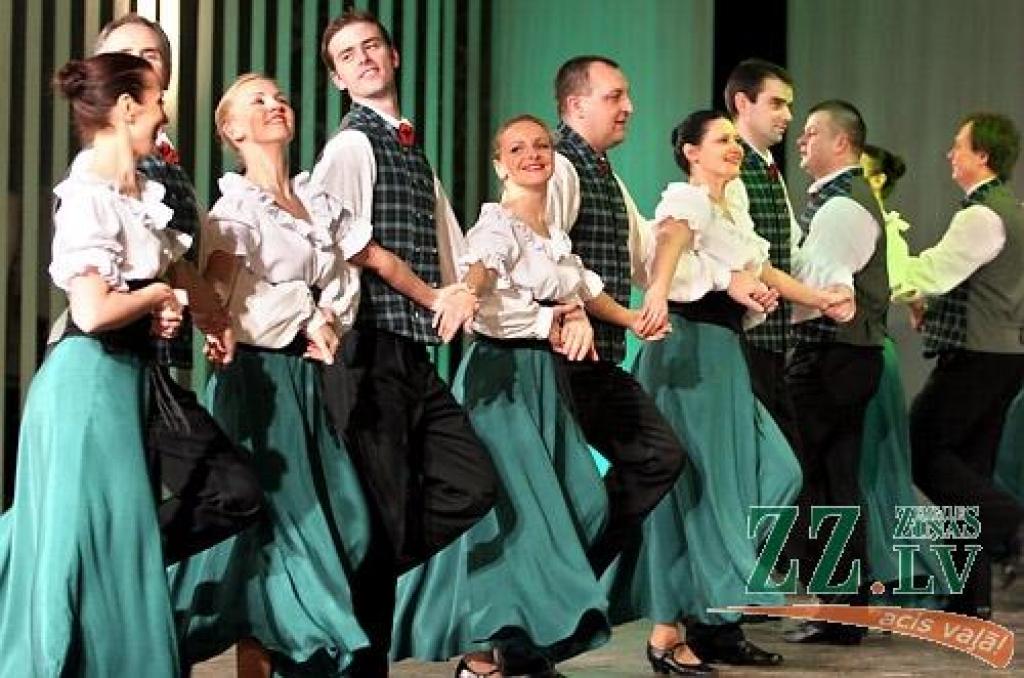 Piektdienas vakarā Jelgavas kultūras namā Tautas deju ansamblis «Lielupe» ar programmu «Izdejot svētkus» sāka atzīmēt savas pastāvēšanas 50.gadadienu. Svinības notiks divas dienas, un otrs koncerts, ar nosaukumu «Lielupieši», sāksies...
