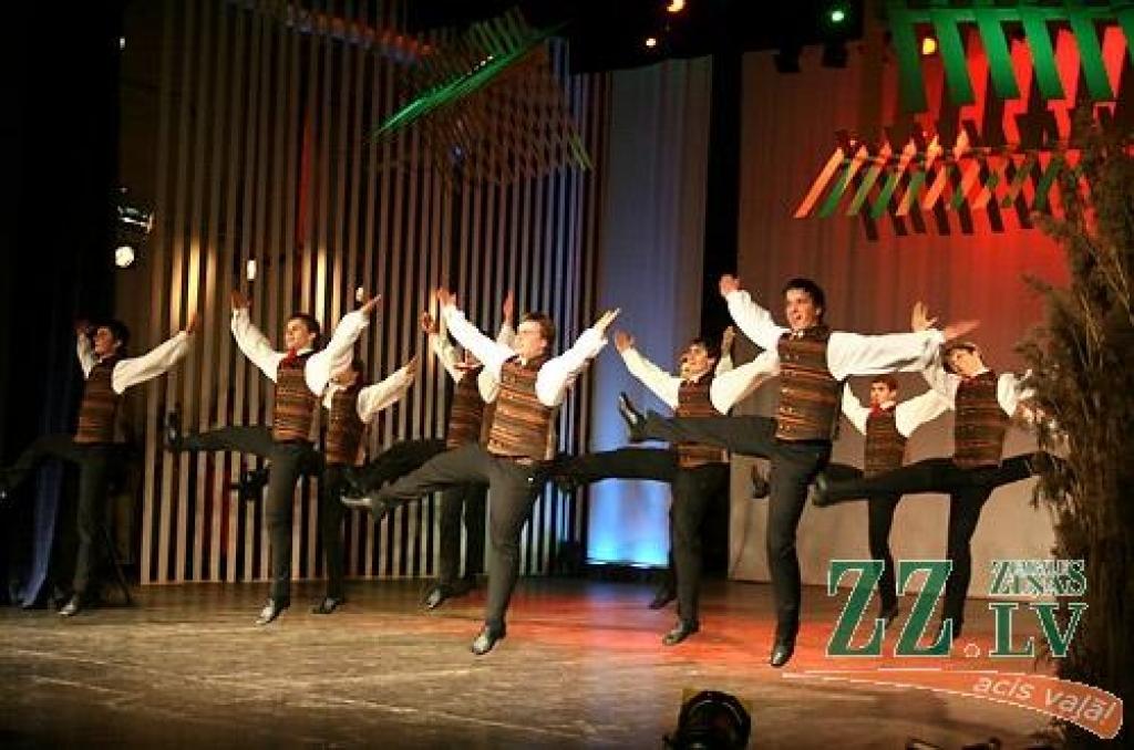 Piektdienas vakarā Jelgavas kultūras namā Tautas deju ansamblis «Lielupe» ar programmu «Izdejot svētkus» sāka atzīmēt savas pastāvēšanas 50.gadadienu. Svinības notiks divas dienas, un otrs koncerts, ar nosaukumu «Lielupieši», sāksies...