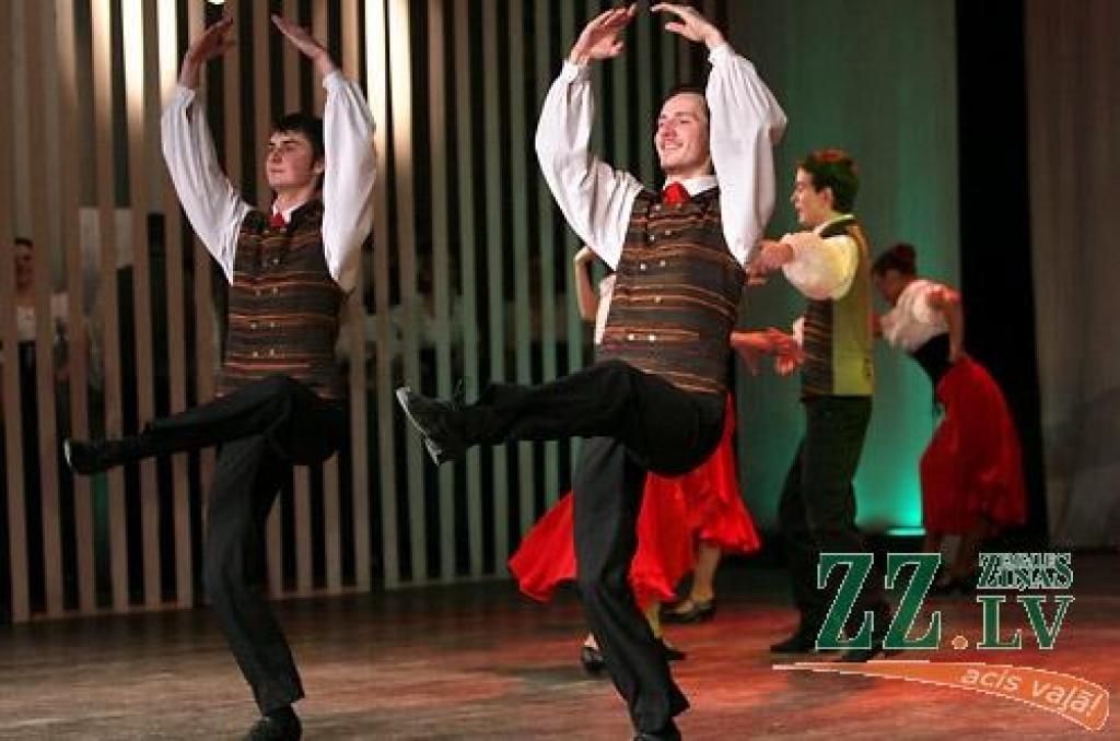 Piektdienas vakarā Jelgavas kultūras namā Tautas deju ansamblis «Lielupe» ar programmu «Izdejot svētkus» sāka atzīmēt savas pastāvēšanas 50.gadadienu. Svinības notiks divas dienas, un otrs koncerts, ar nosaukumu «Lielupieši», sāksies...