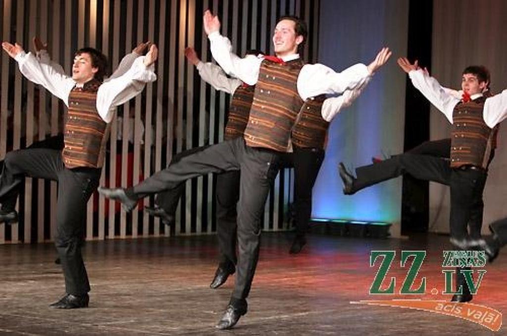 Piektdienas vakarā Jelgavas kultūras namā Tautas deju ansamblis «Lielupe» ar programmu «Izdejot svētkus» sāka atzīmēt savas pastāvēšanas 50.gadadienu. Svinības notiks divas dienas, un otrs koncerts, ar nosaukumu «Lielupieši», sāksies...
