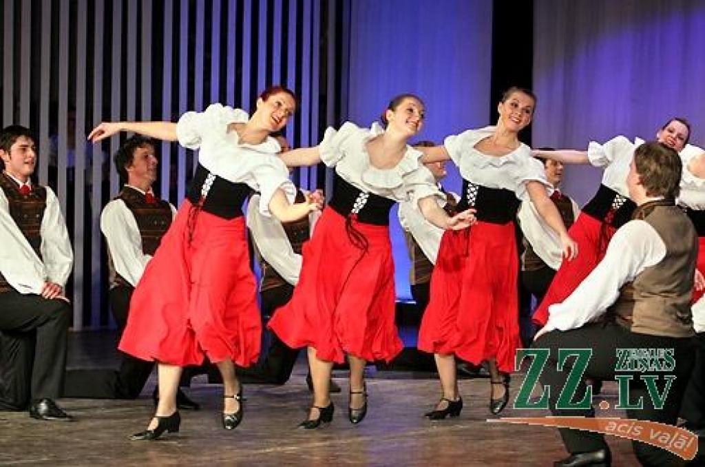 Piektdienas vakarā Jelgavas kultūras namā Tautas deju ansamblis «Lielupe» ar programmu «Izdejot svētkus» sāka atzīmēt savas pastāvēšanas 50.gadadienu. Svinības notiks divas dienas, un otrs koncerts, ar nosaukumu «Lielupieši», sāksies...
