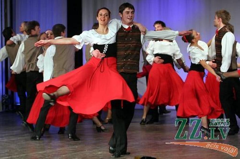 Piektdienas vakarā Jelgavas kultūras namā Tautas deju ansamblis «Lielupe» ar programmu «Izdejot svētkus» sāka atzīmēt savas pastāvēšanas 50.gadadienu. Svinības notiks divas dienas, un otrs koncerts, ar nosaukumu «Lielupieši», sāksies...