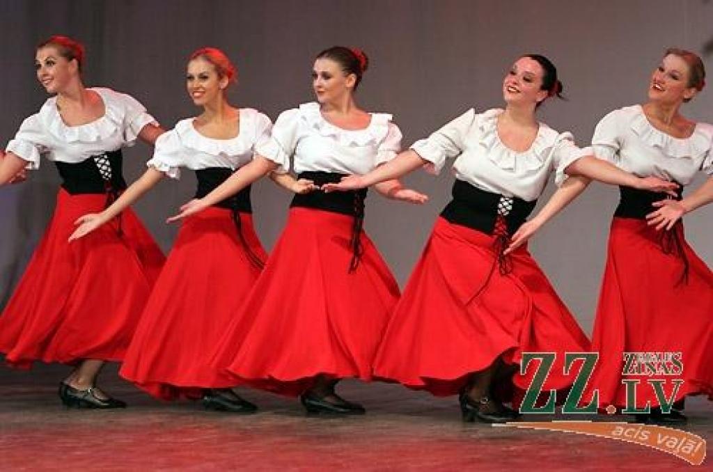 Piektdienas vakarā Jelgavas kultūras namā Tautas deju ansamblis «Lielupe» ar programmu «Izdejot svētkus» sāka atzīmēt savas pastāvēšanas 50.gadadienu. Svinības notiks divas dienas, un otrs koncerts, ar nosaukumu «Lielupieši», sāksies...