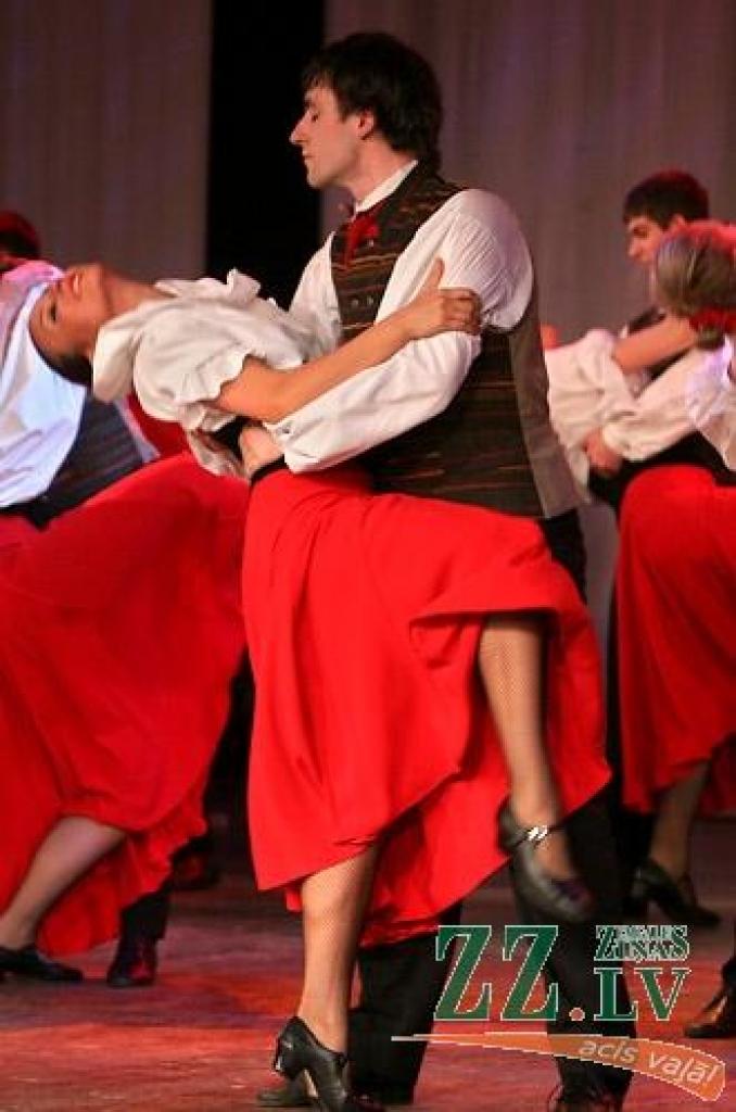 Piektdienas vakarā Jelgavas kultūras namā Tautas deju ansamblis «Lielupe» ar programmu «Izdejot svētkus» sāka atzīmēt savas pastāvēšanas 50.gadadienu. Svinības notiks divas dienas, un otrs koncerts, ar nosaukumu «Lielupieši», sāksies...