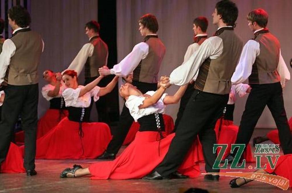 Piektdienas vakarā Jelgavas kultūras namā Tautas deju ansamblis «Lielupe» ar programmu «Izdejot svētkus» sāka atzīmēt savas pastāvēšanas 50.gadadienu. Svinības notiks divas dienas, un otrs koncerts, ar nosaukumu «Lielupieši», sāksies...