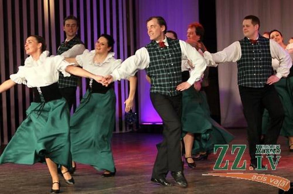 Piektdienas vakarā Jelgavas kultūras namā Tautas deju ansamblis «Lielupe» ar programmu «Izdejot svētkus» sāka atzīmēt savas pastāvēšanas 50.gadadienu. Svinības notiks divas dienas, un otrs koncerts, ar nosaukumu «Lielupieši», sāksies...
