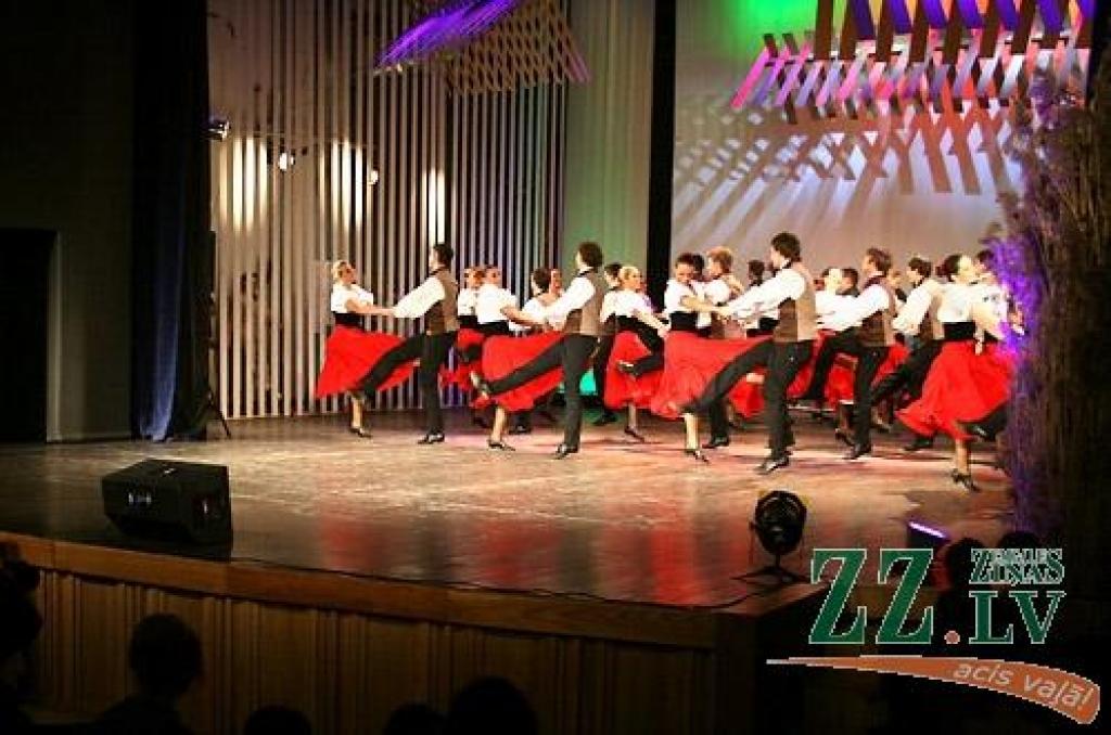 Piektdienas vakarā Jelgavas kultūras namā Tautas deju ansamblis «Lielupe» ar programmu «Izdejot svētkus» sāka atzīmēt savas pastāvēšanas 50.gadadienu. Svinības notiks divas dienas, un otrs koncerts, ar nosaukumu «Lielupieši», sāksies...