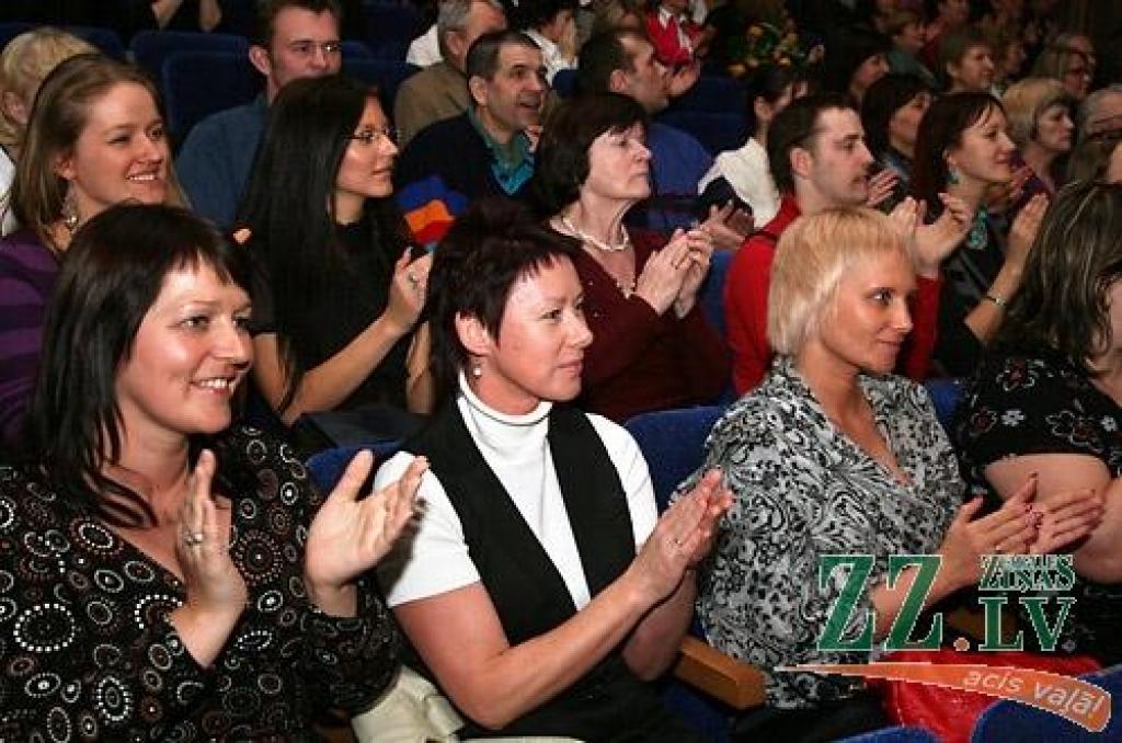 Piektdienas vakarā Jelgavas kultūras namā Tautas deju ansamblis «Lielupe» ar programmu «Izdejot svētkus» sāka atzīmēt savas pastāvēšanas 50.gadadienu. Svinības notiks divas dienas, un otrs koncerts, ar nosaukumu «Lielupieši», sāksies...