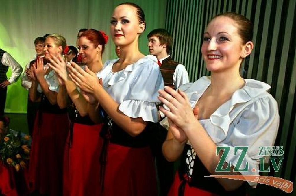 Piektdienas vakarā Jelgavas kultūras namā Tautas deju ansamblis «Lielupe» ar programmu «Izdejot svētkus» sāka atzīmēt savas pastāvēšanas 50.gadadienu. Svinības notiks divas dienas, un otrs koncerts, ar nosaukumu «Lielupieši», sāksies...