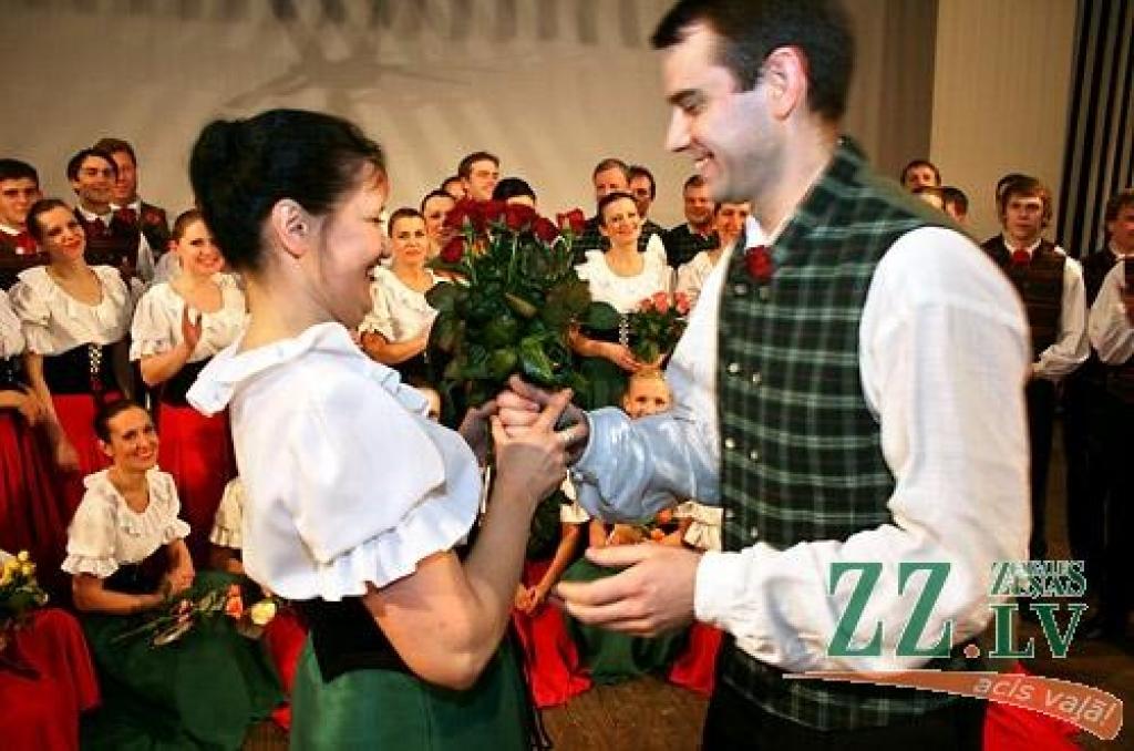 Piektdienas vakarā Jelgavas kultūras namā Tautas deju ansamblis «Lielupe» ar programmu «Izdejot svētkus» sāka atzīmēt savas pastāvēšanas 50.gadadienu. Svinības notiks divas dienas, un otrs koncerts, ar nosaukumu «Lielupieši», sāksies...