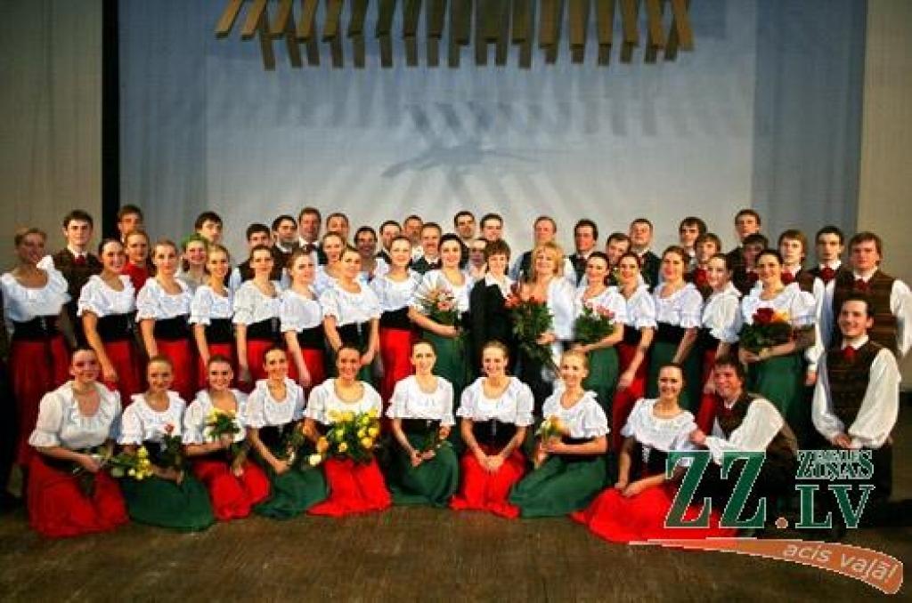 Piektdienas vakarā Jelgavas kultūras namā Tautas deju ansamblis «Lielupe» ar programmu «Izdejot svētkus» sāka atzīmēt savas pastāvēšanas 50.gadadienu. Svinības notiks divas dienas, un otrs koncerts, ar nosaukumu «Lielupieši», sāksies...