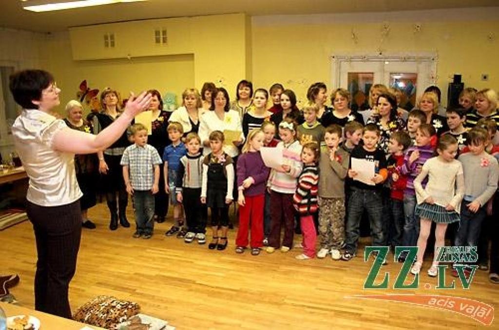 Ceturtdienas vakarā Vilces pamatskolā tika aizvadīts nebijis pasākums – Paaudžu sadziedāšanās svētki, kas dāvāja sirsnīgu siltumu ikvienam atnācējam. Pasākumu rīkoja Vilces sākumskolas skolotājas, lai kliedētu apkārt notiekošo drūmumu un...