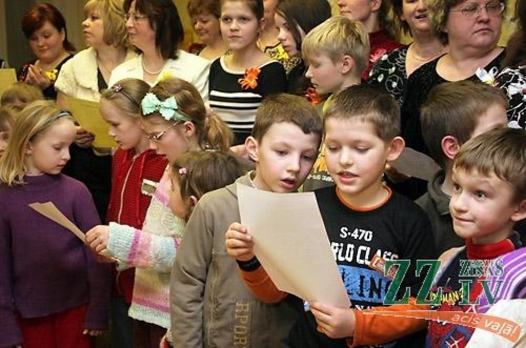 Ceturtdienas vakarā Vilces pamatskolā tika aizvadīts nebijis pasākums – Paaudžu sadziedāšanās svētki, kas dāvāja sirsnīgu siltumu ikvienam atnācējam. Pasākumu rīkoja Vilces sākumskolas skolotājas, lai kliedētu apkārt notiekošo drūmumu un...