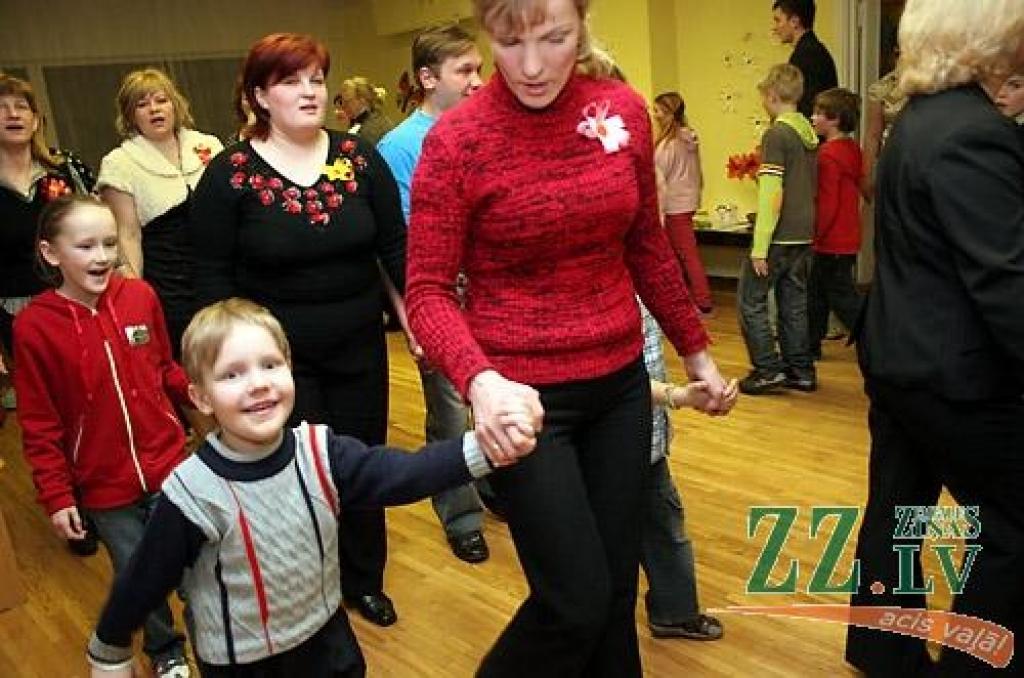 Ceturtdienas vakarā Vilces pamatskolā tika aizvadīts nebijis pasākums – Paaudžu sadziedāšanās svētki, kas dāvāja sirsnīgu siltumu ikvienam atnācējam. Pasākumu rīkoja Vilces sākumskolas skolotājas, lai kliedētu apkārt notiekošo drūmumu un...