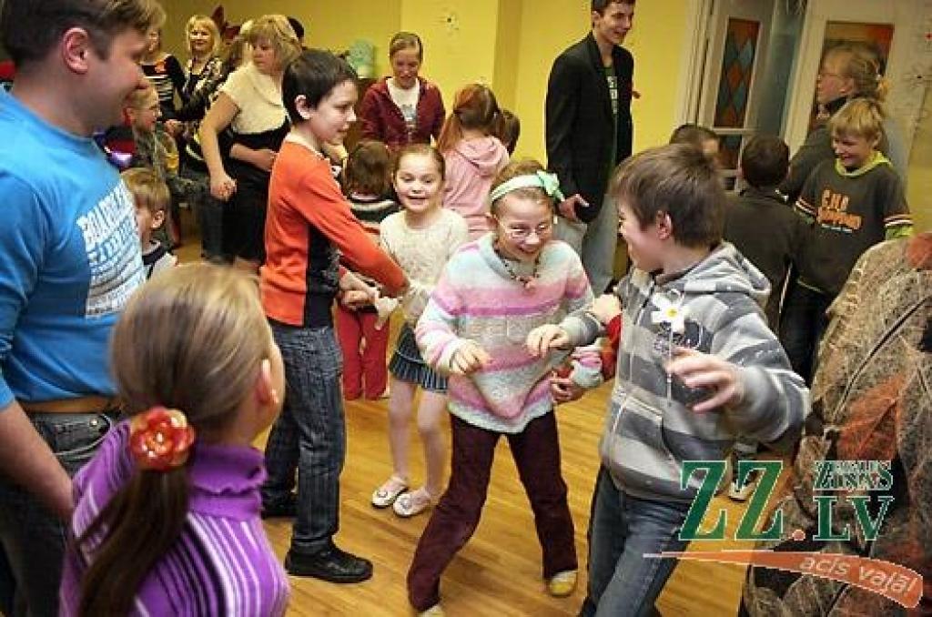 Ceturtdienas vakarā Vilces pamatskolā tika aizvadīts nebijis pasākums – Paaudžu sadziedāšanās svētki, kas dāvāja sirsnīgu siltumu ikvienam atnācējam. Pasākumu rīkoja Vilces sākumskolas skolotājas, lai kliedētu apkārt notiekošo drūmumu un...