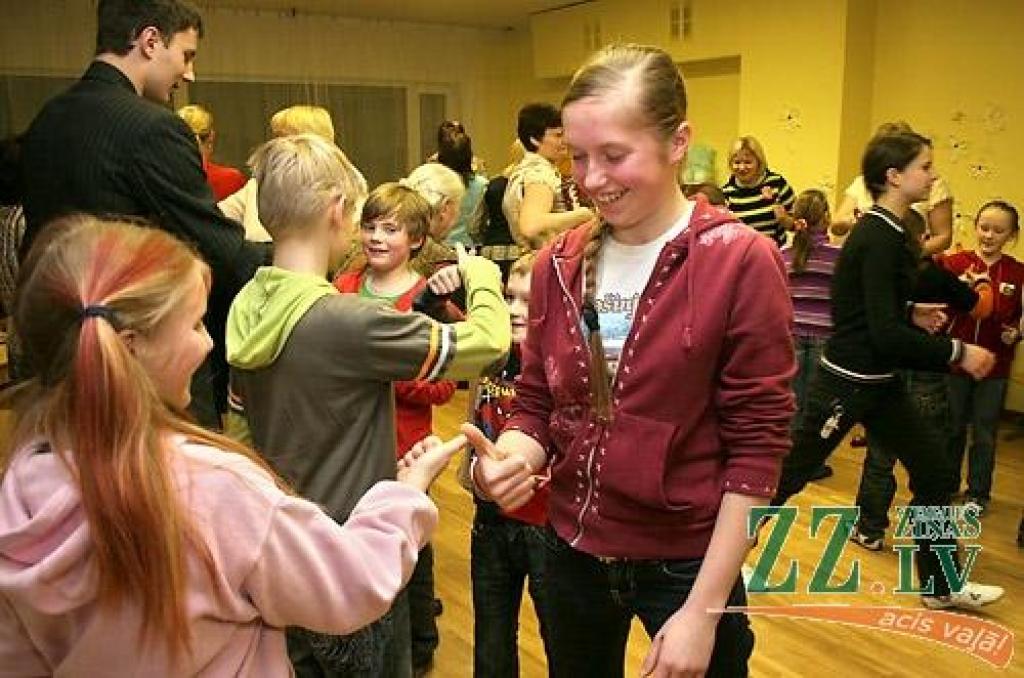 Ceturtdienas vakarā Vilces pamatskolā tika aizvadīts nebijis pasākums – Paaudžu sadziedāšanās svētki, kas dāvāja sirsnīgu siltumu ikvienam atnācējam. Pasākumu rīkoja Vilces sākumskolas skolotājas, lai kliedētu apkārt notiekošo drūmumu un...