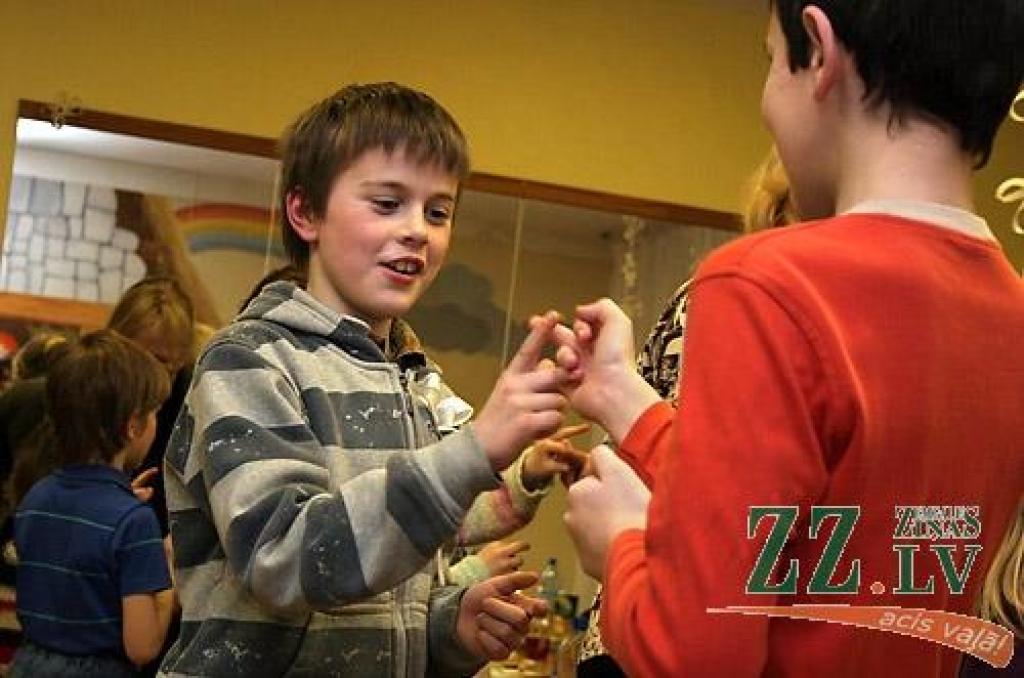 Ceturtdienas vakarā Vilces pamatskolā tika aizvadīts nebijis pasākums – Paaudžu sadziedāšanās svētki, kas dāvāja sirsnīgu siltumu ikvienam atnācējam. Pasākumu rīkoja Vilces sākumskolas skolotājas, lai kliedētu apkārt notiekošo drūmumu un...
