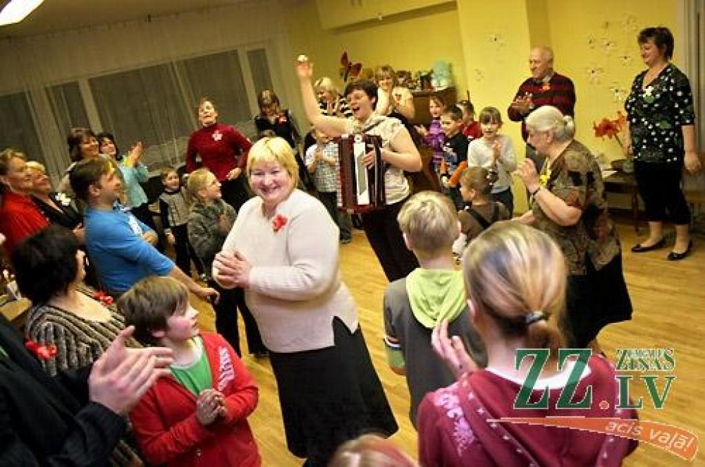 Ceturtdienas vakarā Vilces pamatskolā tika aizvadīts nebijis pasākums – Paaudžu sadziedāšanās svētki, kas dāvāja sirsnīgu siltumu ikvienam atnācējam. Pasākumu rīkoja Vilces sākumskolas skolotājas, lai kliedētu apkārt notiekošo drūmumu un...