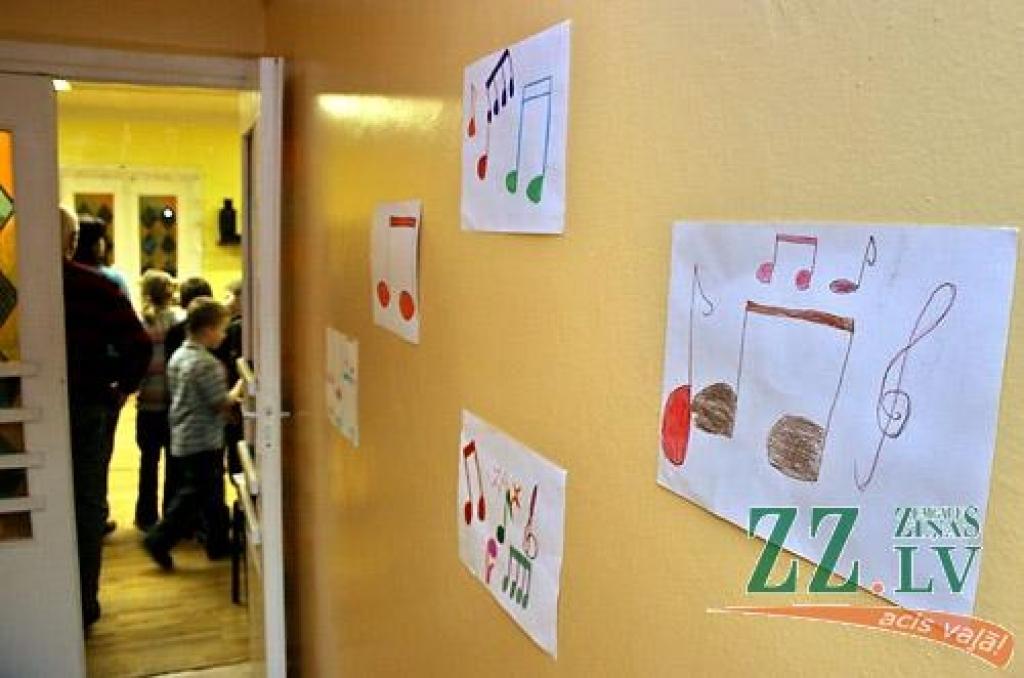 Ceturtdienas vakarā Vilces pamatskolā tika aizvadīts nebijis pasākums – Paaudžu sadziedāšanās svētki, kas dāvāja sirsnīgu siltumu ikvienam atnācējam. Pasākumu rīkoja Vilces sākumskolas skolotājas, lai kliedētu apkārt notiekošo drūmumu un...