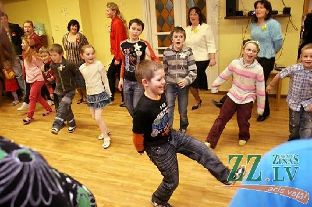 Ceturtdienas vakarā Vilces pamatskolā tika aizvadīts nebijis pasākums – Paaudžu sadziedāšanās svētki, kas dāvāja sirsnīgu siltumu ikvienam atnācējam. Pasākumu rīkoja Vilces sākumskolas skolotājas, lai kliedētu apkārt notiekošo drūmumu un...