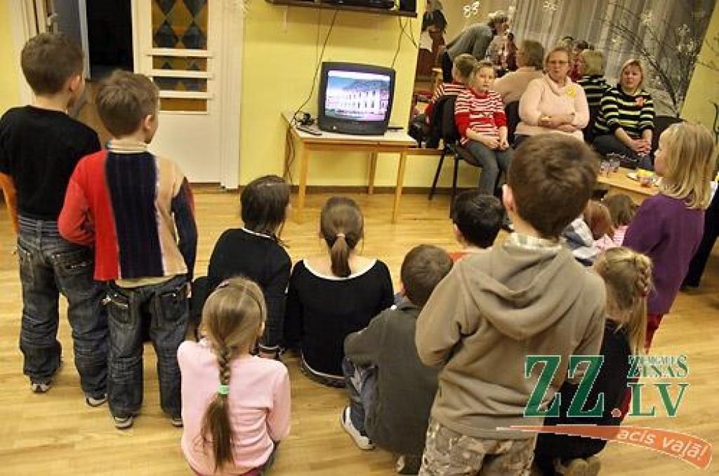 Ceturtdienas vakarā Vilces pamatskolā tika aizvadīts nebijis pasākums – Paaudžu sadziedāšanās svētki, kas dāvāja sirsnīgu siltumu ikvienam atnācējam. Pasākumu rīkoja Vilces sākumskolas skolotājas, lai kliedētu apkārt notiekošo drūmumu un...