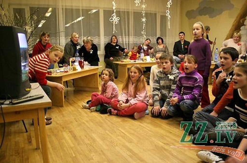 Ceturtdienas vakarā Vilces pamatskolā tika aizvadīts nebijis pasākums – Paaudžu sadziedāšanās svētki, kas dāvāja sirsnīgu siltumu ikvienam atnācējam. Pasākumu rīkoja Vilces sākumskolas skolotājas, lai kliedētu apkārt notiekošo drūmumu un...