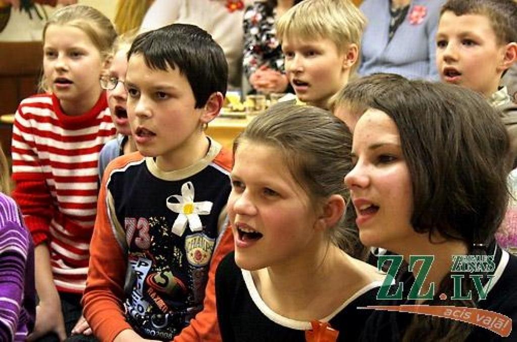 Ceturtdienas vakarā Vilces pamatskolā tika aizvadīts nebijis pasākums – Paaudžu sadziedāšanās svētki, kas dāvāja sirsnīgu siltumu ikvienam atnācējam. Pasākumu rīkoja Vilces sākumskolas skolotājas, lai kliedētu apkārt notiekošo drūmumu un...
