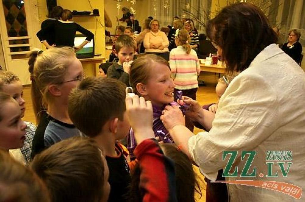Ceturtdienas vakarā Vilces pamatskolā tika aizvadīts nebijis pasākums – Paaudžu sadziedāšanās svētki, kas dāvāja sirsnīgu siltumu ikvienam atnācējam. Pasākumu rīkoja Vilces sākumskolas skolotājas, lai kliedētu apkārt notiekošo drūmumu un...