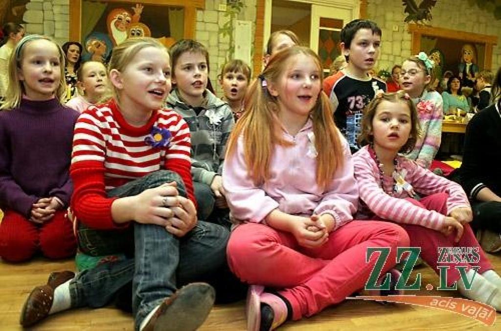 Ceturtdienas vakarā Vilces pamatskolā tika aizvadīts nebijis pasākums – Paaudžu sadziedāšanās svētki, kas dāvāja sirsnīgu siltumu ikvienam atnācējam. Pasākumu rīkoja Vilces sākumskolas skolotājas, lai kliedētu apkārt notiekošo drūmumu un...