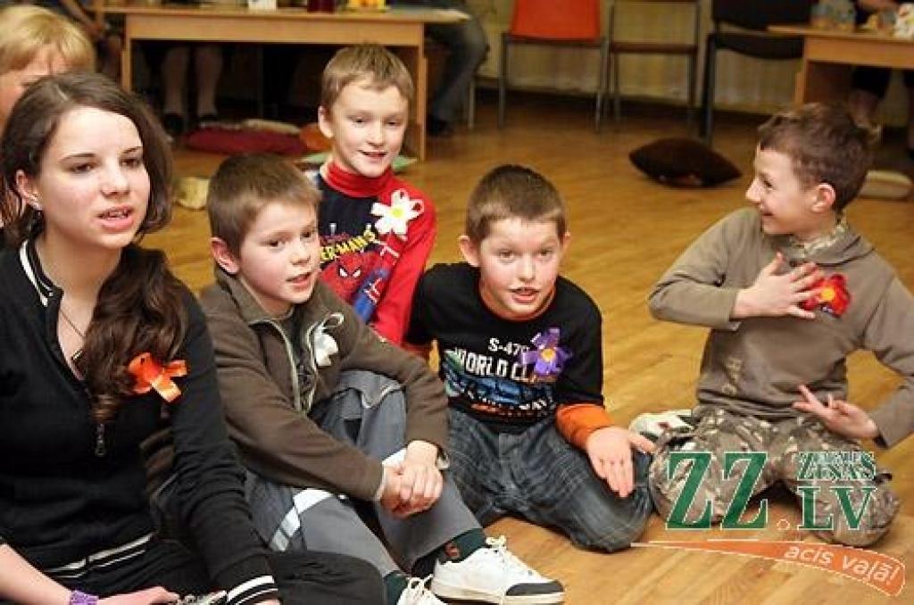 Ceturtdienas vakarā Vilces pamatskolā tika aizvadīts nebijis pasākums – Paaudžu sadziedāšanās svētki, kas dāvāja sirsnīgu siltumu ikvienam atnācējam. Pasākumu rīkoja Vilces sākumskolas skolotājas, lai kliedētu apkārt notiekošo drūmumu un...