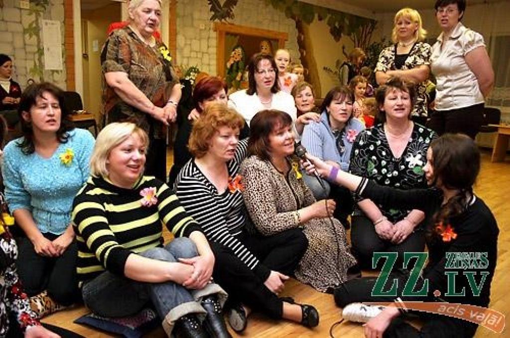 Ceturtdienas vakarā Vilces pamatskolā tika aizvadīts nebijis pasākums – Paaudžu sadziedāšanās svētki, kas dāvāja sirsnīgu siltumu ikvienam atnācējam. Pasākumu rīkoja Vilces sākumskolas skolotājas, lai kliedētu apkārt notiekošo drūmumu un...