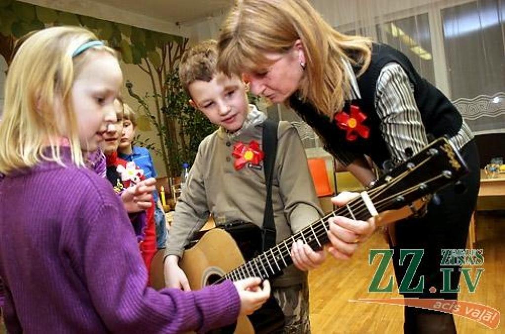 Ceturtdienas vakarā Vilces pamatskolā tika aizvadīts nebijis pasākums – Paaudžu sadziedāšanās svētki, kas dāvāja sirsnīgu siltumu ikvienam atnācējam. Pasākumu rīkoja Vilces sākumskolas skolotājas, lai kliedētu apkārt notiekošo drūmumu un...