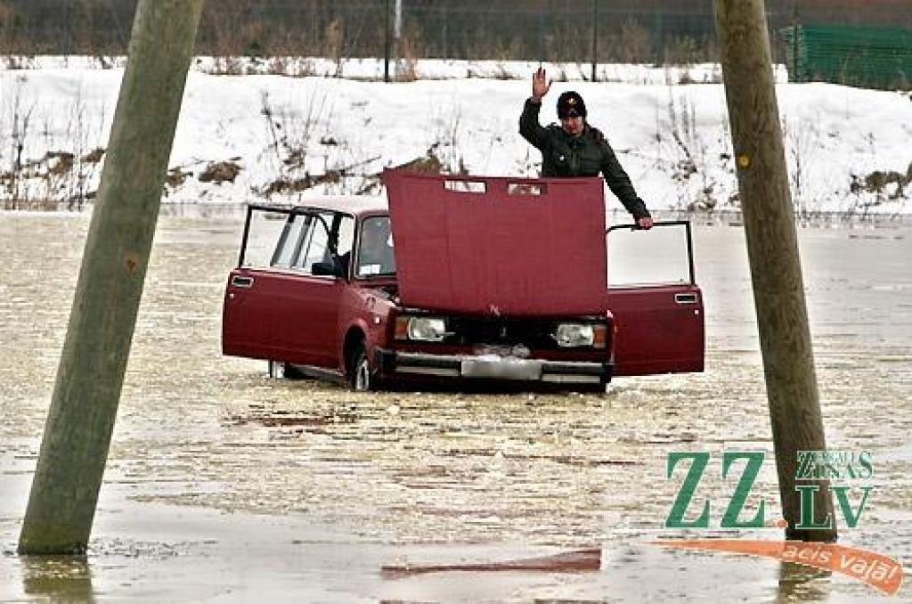 Pirmdien pusdienlaikā Miezītes ceļā bariņš jauniešu par piemērotu vietu, kur vizināties ceturtā modeļa žigulī, bija noskatījuši applūdušu pļavu. Vizināšanās prieki gan nebija ilgi – žigulītis ledū ielūza, un no nopietnas nelaimes paglāba...